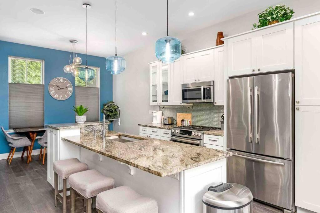 4 Bedroom 3 Bath Sleeps 10 Pet Friendly Private Backyard, 2 Car Garage, City Views, Close To All Stadiums And Casino Pittsburgh Eksteriør bilde