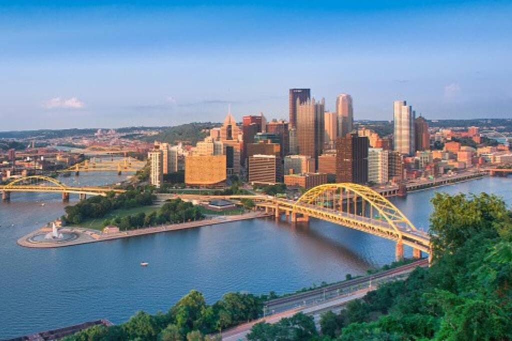 4 Bedroom 3 Bath Sleeps 10 Pet Friendly Private Backyard, 2 Car Garage, City Views, Close To All Stadiums And Casino Pittsburgh Eksteriør bilde