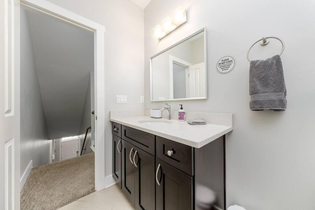 4 Bedroom 3 Bath Sleeps 10 Pet Friendly Private Backyard, 2 Car Garage, City Views, Close To All Stadiums And Casino Pittsburgh Eksteriør bilde