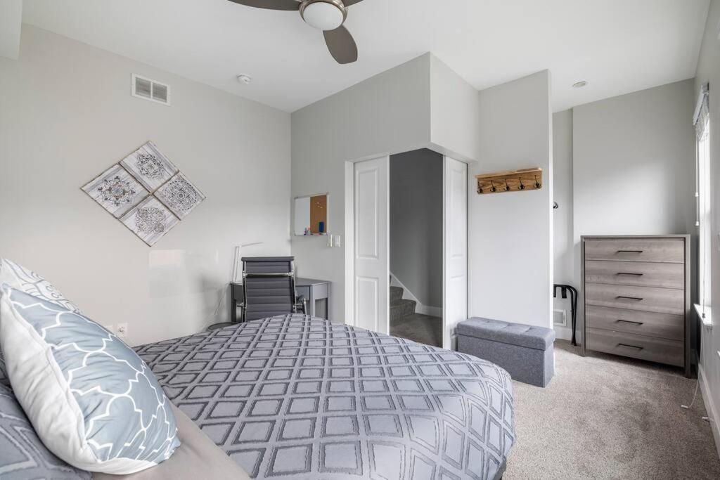 4 Bedroom 3 Bath Sleeps 10 Pet Friendly Private Backyard, 2 Car Garage, City Views, Close To All Stadiums And Casino Pittsburgh Eksteriør bilde
